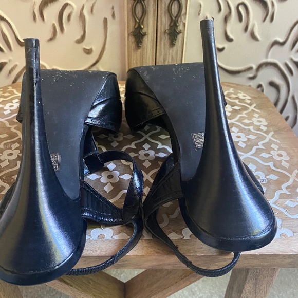 Eva & Zoe Black Leather T-Strap Shoes, Size 8 - Picture 5 of 12